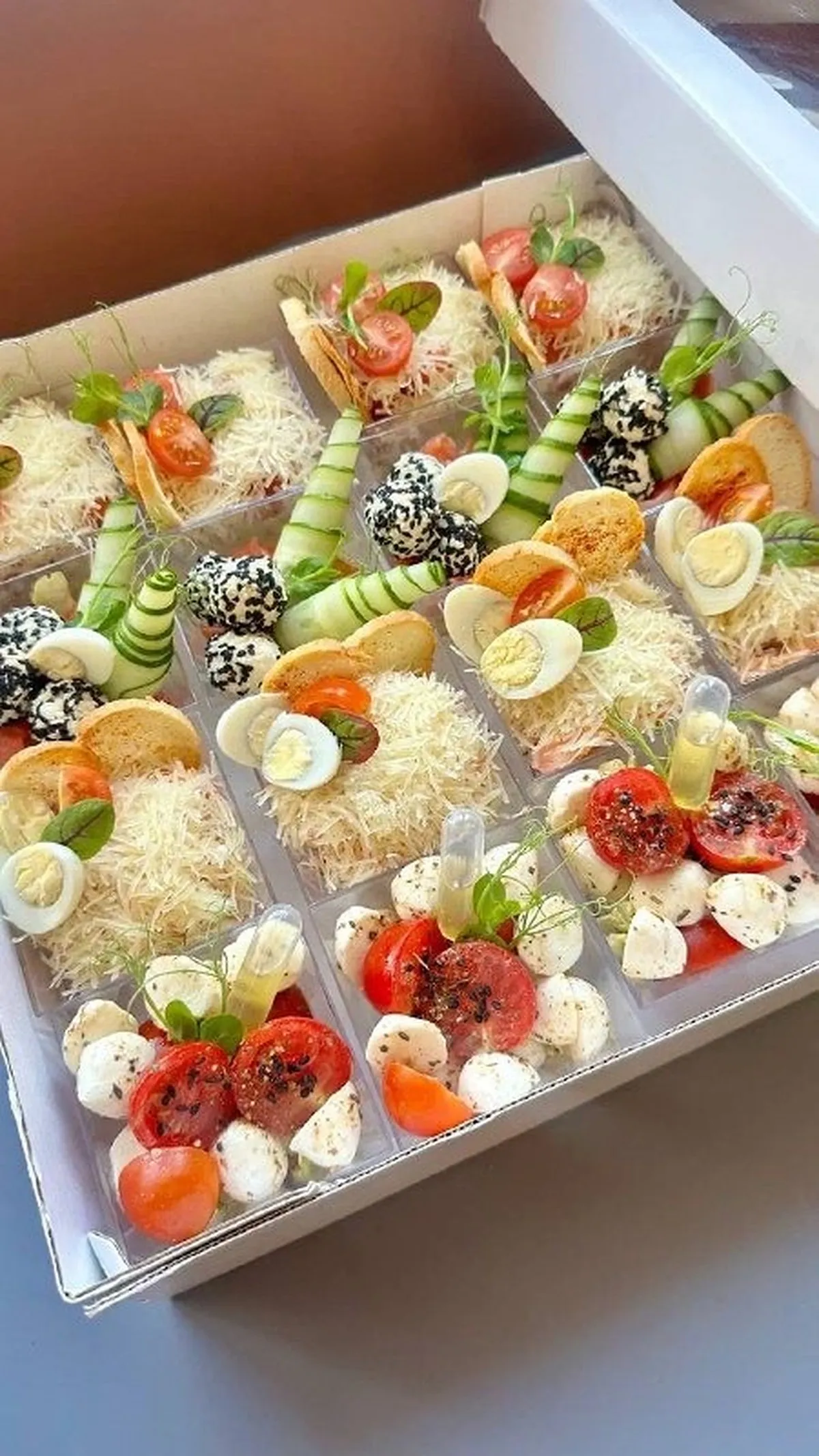 Ассорти закусок в коробке: канапе, шпажки, тарталетки