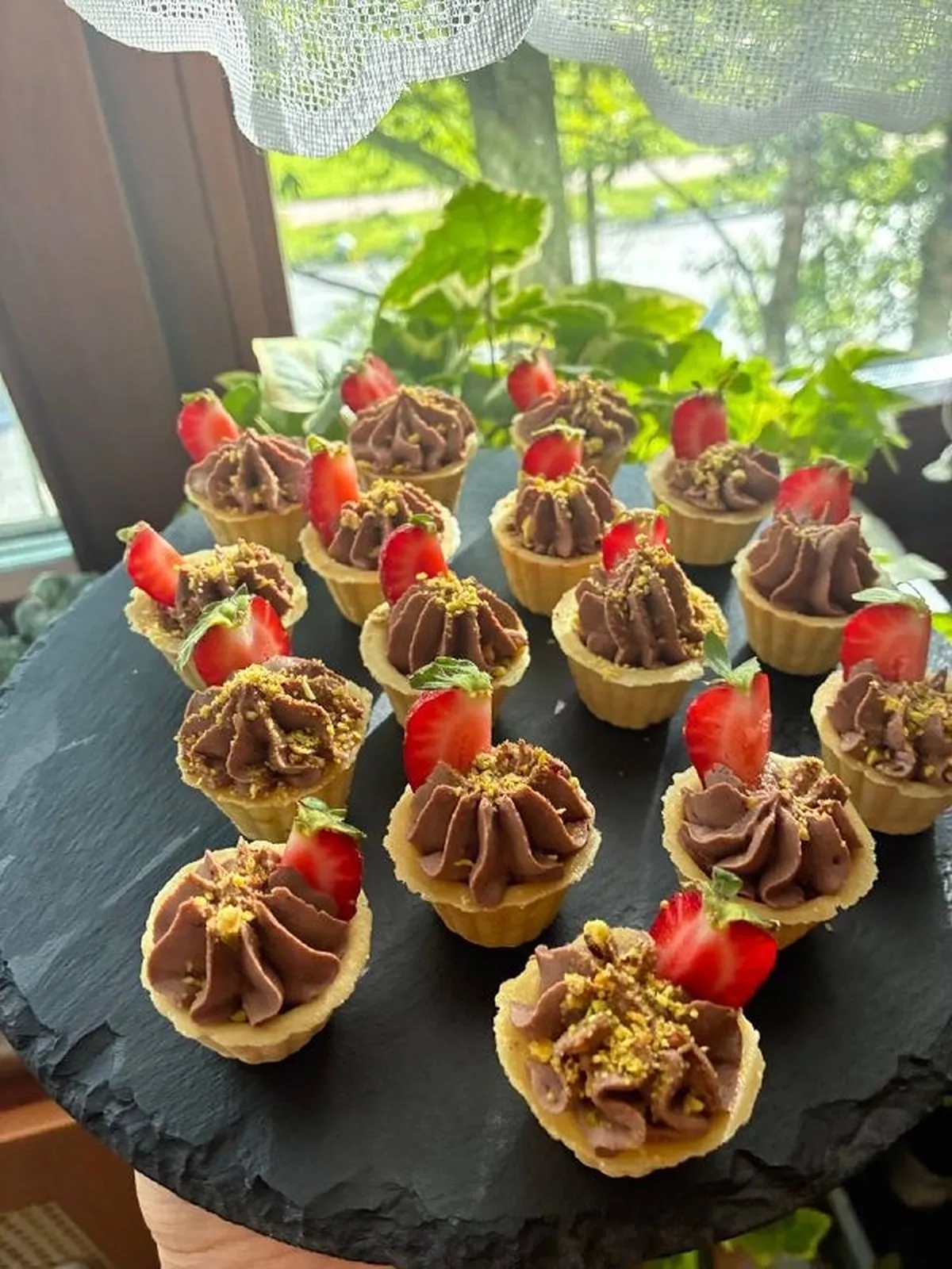 Тарталетки с шоколадным кремом и клубникой